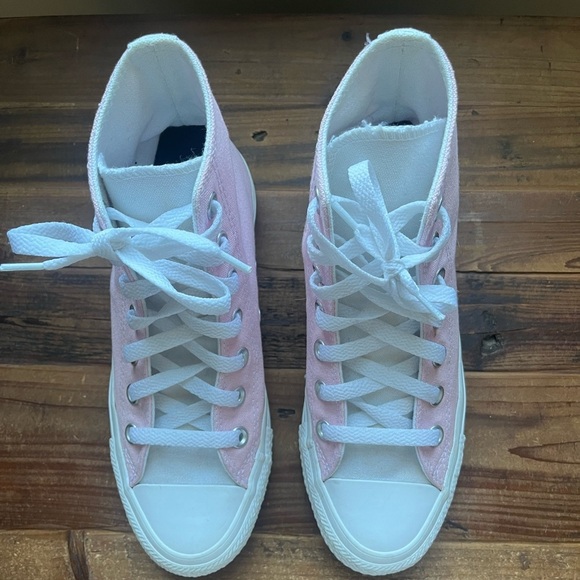 Women’s Converse Chuck Taylor Sneakers - Size 5 1/2 - Picture 2 of 7